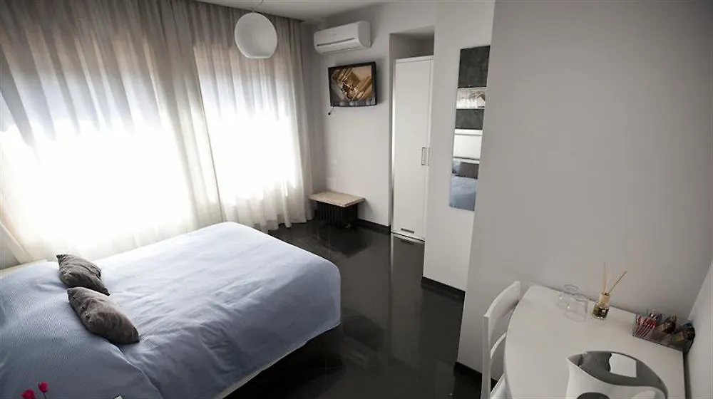 Heart Of Rome Rooms 2*,