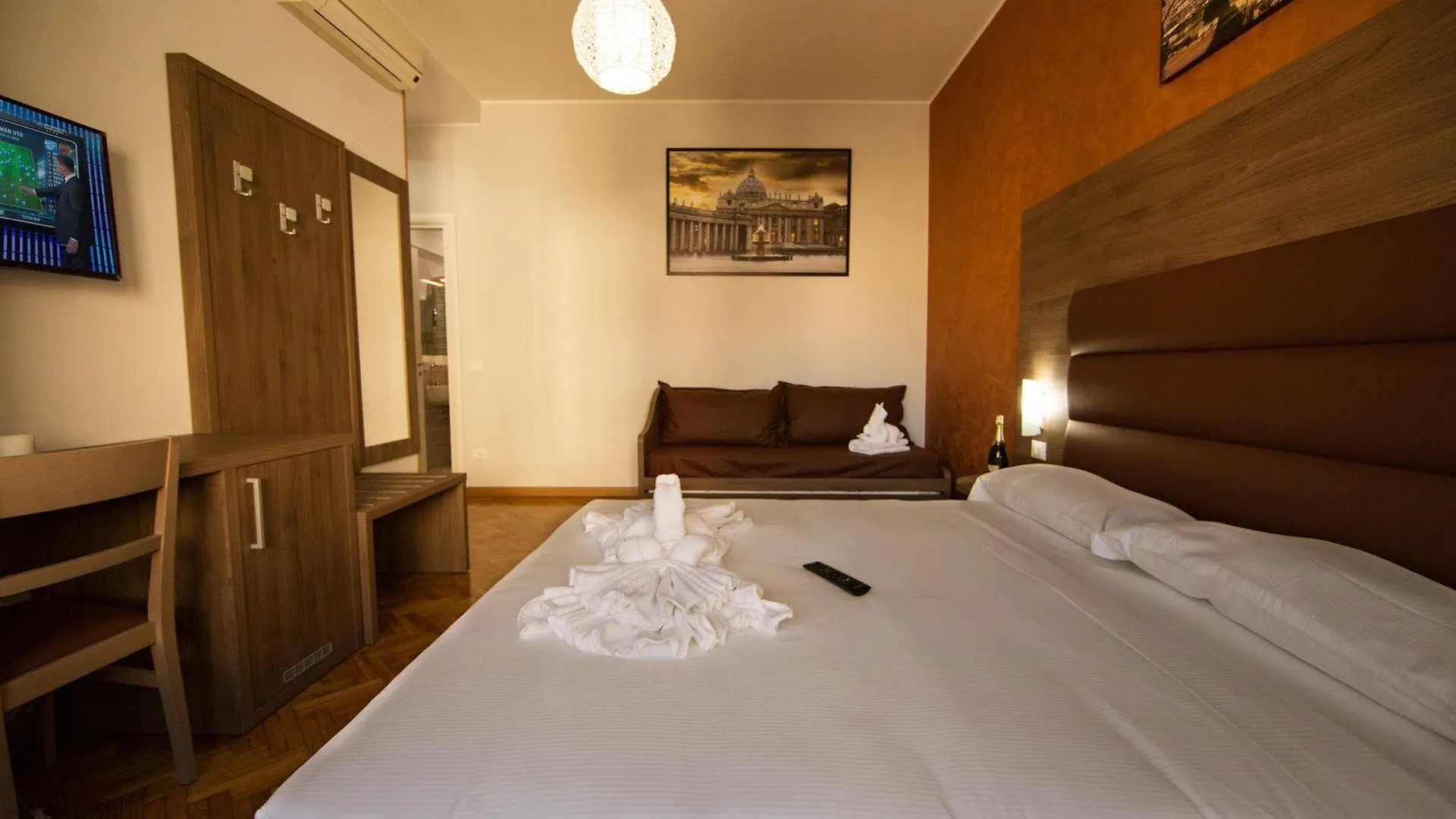 Heart Of Rome Rooms 2*,
